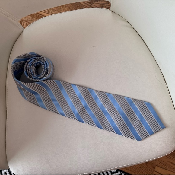Louis Vuitton Silk Tie - Picture 14 of 14